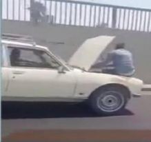 حقيقة فيديو قيادة شخص سيارة أثناء فتح الكبوت وجلوس آخر على المحرك