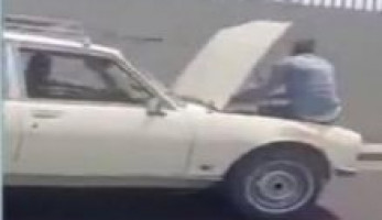 حقيقة فيديو قيادة شخص سيارة أثناء فتح الكبوت وجلوس آخر على المحرك