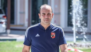 أنباء عن رحيل رئيس الجهاز الطبي للنادي الأهلي بعد لقاء المصري