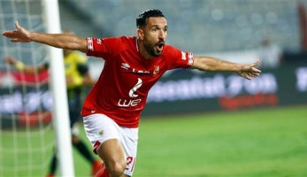 يلعب في أوروبا| إعلامي يزف بشرى لجمهور الأهلي بشأن بديل علي معلول