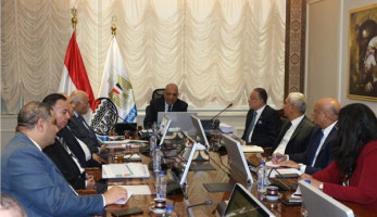 وزير قطاع الأعمال يجتمع برؤساء الشركات القابضة لمتابعة خطط العمل