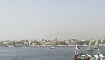 الرياح تلغي رحلات البالون وتنعش نشاط المراكب الشراعية بالأقصر