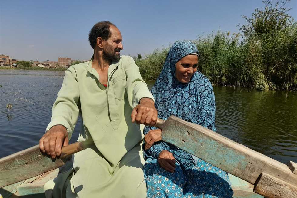 30 سنة مع زوجها على المركب.. الحاجة طعمة سفيرة البحر في المنوفية (صور)