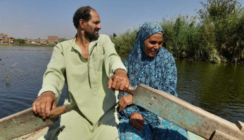 30 سنة مع زوجها على المركب.. الحاجة طعمة سفيرة البحر في المنوفية (صور)