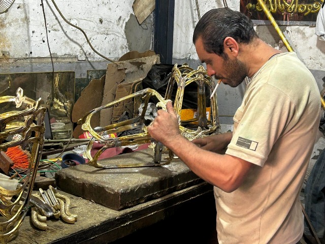 "أنتيكات النحاس" بالإسكندرية صناعة يدوية بخامات مصرية تغزو الأسواق العالمية | فيديو وصور