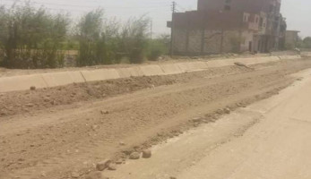 رئيس الوحدة المحلية لمركز طهطا يتابع أعمال تمهيد الطرق بمجلس قروى نزلة القاضى