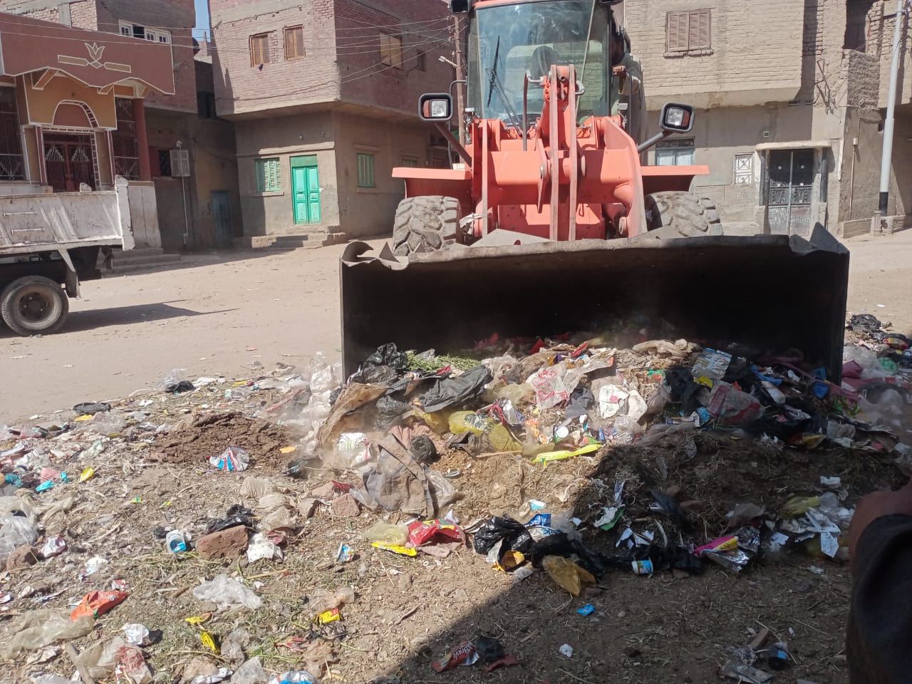 التخلص من 266 طنًا من مخلفات وأتربة طرق طنطا