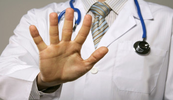 القبض على أشخاص اعتدوا على كادر طبي في بغداد