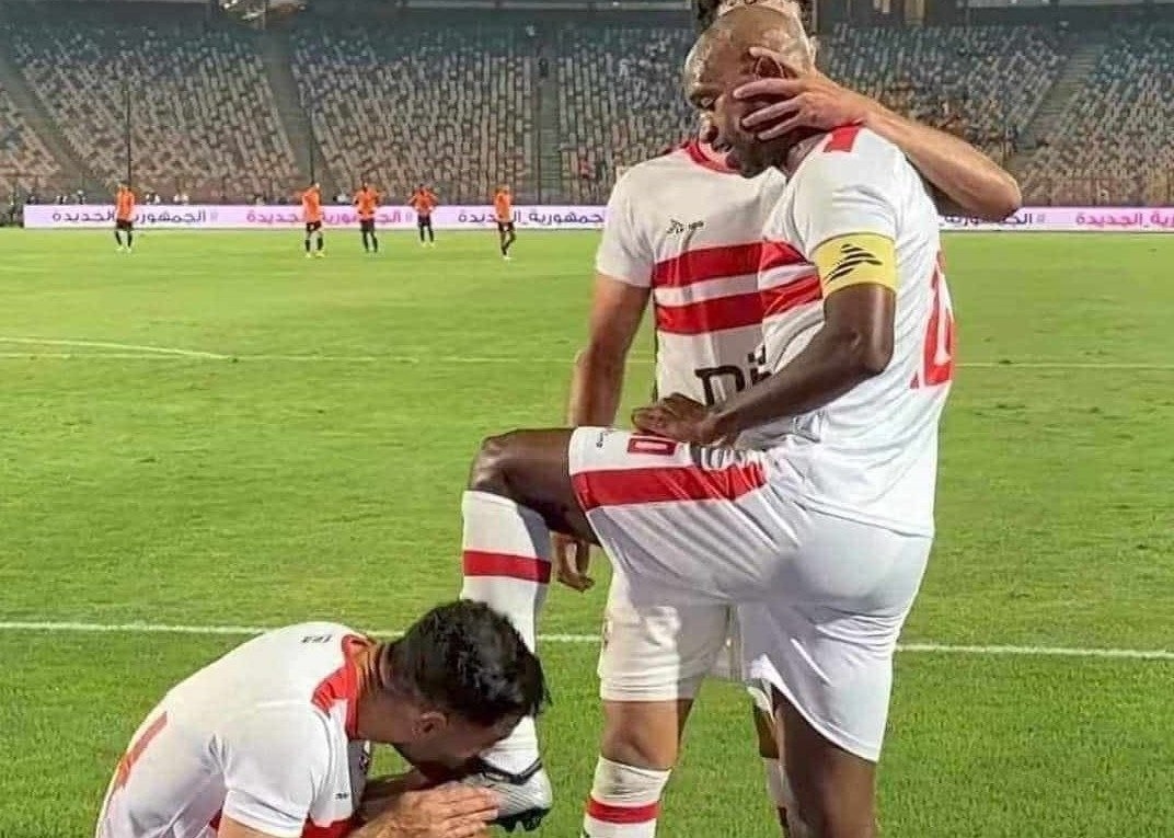 لاعب تونسي يعتذر بعد تقبيله قدم نجم الزمالك المصري