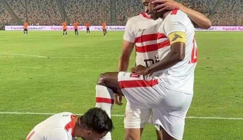 لاعب تونسي يعتذر بعد تقبيله قدم نجم الزمالك المصري